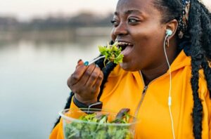 eating Salad Kale Chickpeas 1463684093 001 770x533 1 650x428