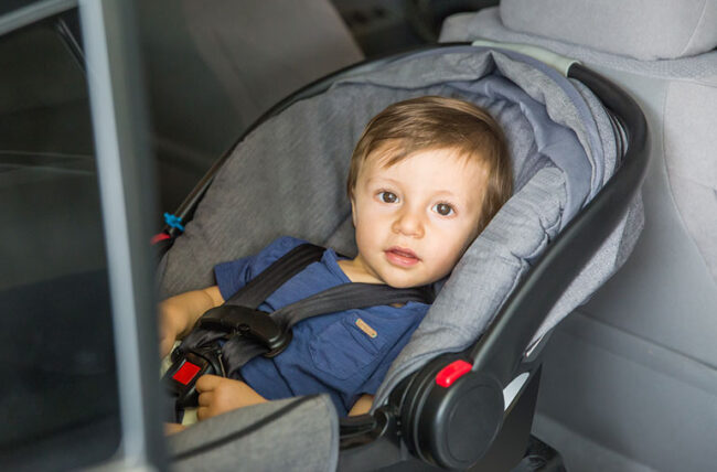 Vanem laps on kinnitatud seljaga sõidusuunas turvaistmele, mis asub auto tagaosas.