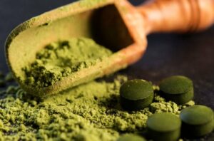 SpirulinaPowderPills 537835890 770x533 1 650x428