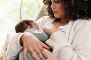 breastfeeding baby Mom 1210806697 770x533 1 650x428