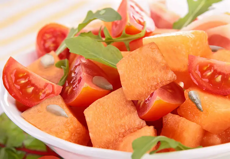 Cantaloupe, tomati ja kõrvitsaseemne salat