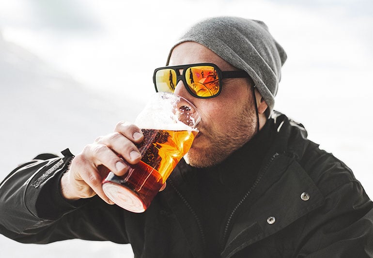 Mees joob talvel õues õlut