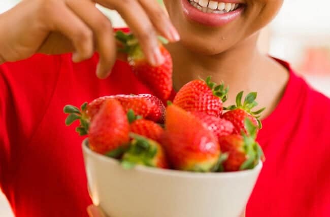 eat strawberries 1162419960 770x533 1