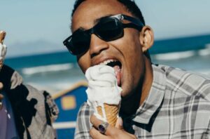 eatingIceCream 855783166 770x533 650x428