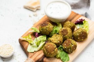 falafelYogurt 114712073 770x533 1 650x428