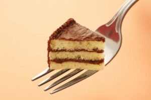 foodShamecakeFork 182369951 650x428