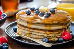 glutenFreePancakesRaspBlueberries 1199607352 770x533 1 650x428