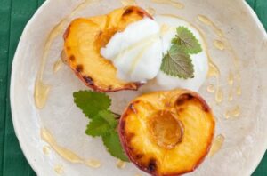 grilled Peaches Honey Yogurt 500407803 770x553 1 650x428