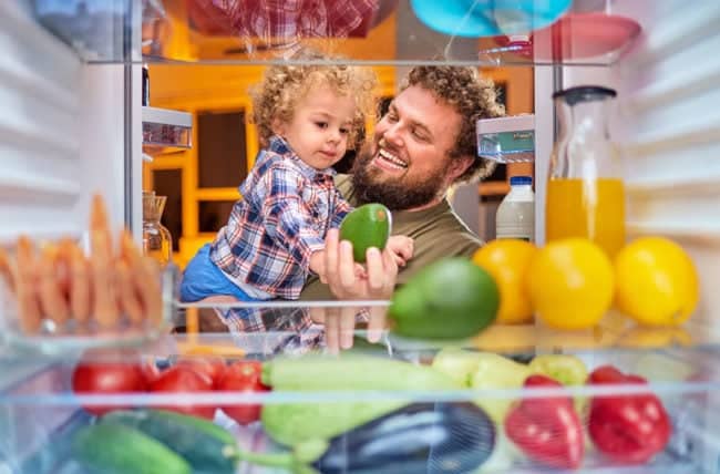 Mees ja poeg leiavad külmkapist tervisliku suupiste