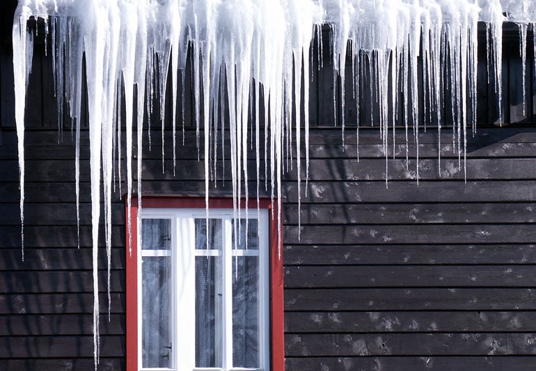 Ohtlikud jääpurikad maja akna kohal