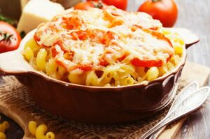 macaroniAndCheeseTomatoes 472696178 770x533 1 650x428