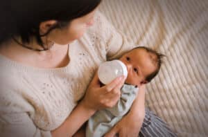 mom Feeds Baby 1400408529 770x533 1 650x428