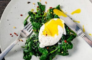 poachedEggsSpinach 1132952019 770x533 1 650x428