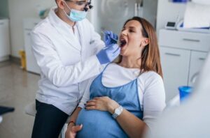 pregnantAtDentist 1188640811 770x533 1 650x428