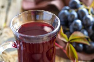 redGrapesJuice resveratrol 518400801 770x533 1 650x428