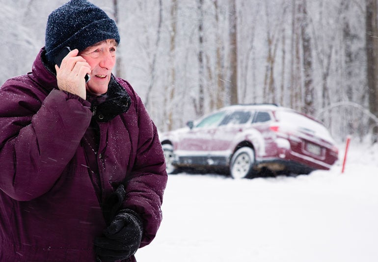 Mees kutsub abi pärast seda, kui tema auto talvisel sõidul teelt välja sõitis