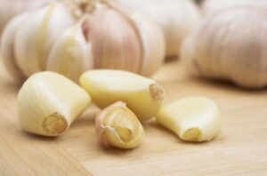 Garlic Lowering Blood Pressure 172191788 770x533 1 650x428