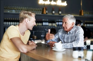 Isa ja poeg kohvikus kohvi kõrvale vestlemas