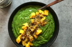 greenSmoothieBowl 475946066 770x533 1 650x428