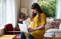 rase naine kodus arvutis