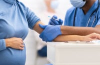 rase naine, kes saab Covid-vaktsiini