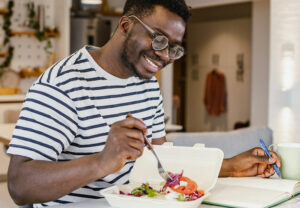 man Eating Salad Diet 1401621131 770x533 1