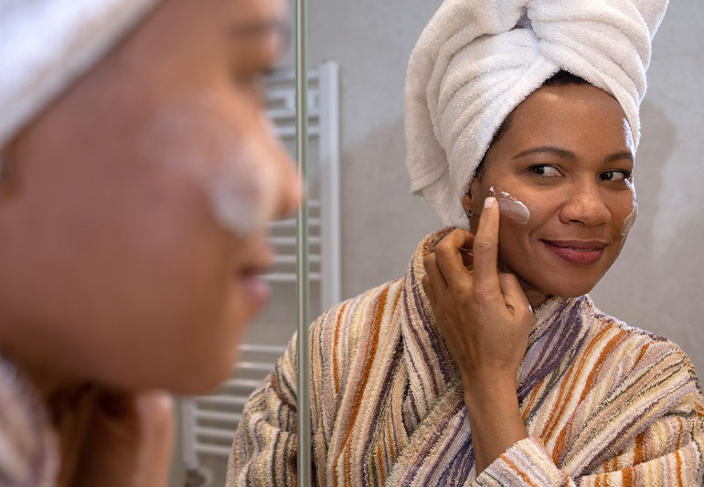 person performs Skin Care 1461804020 770x533 1