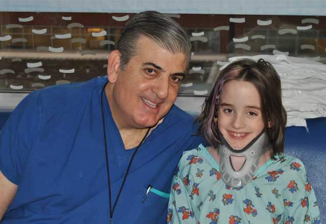 Danica ja dr Theodore poseerivad ühisel fotol Johns Hopkinsi lastekeskuses