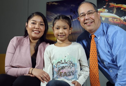 Stephanie Brown koos tütre Maiyahi ja lastekardioloogi William Ravekesiga.