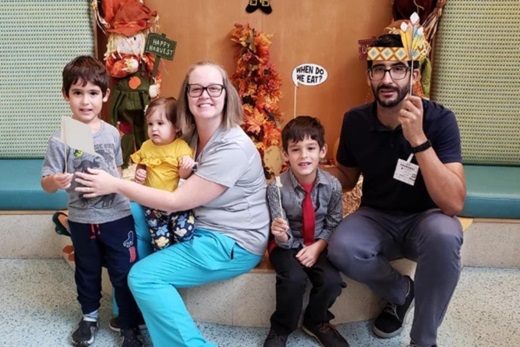 Lindsay koos perega Lastehaiglas.