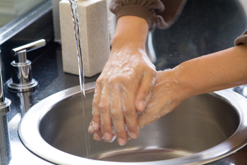 Lähivaade pestavatest kätest